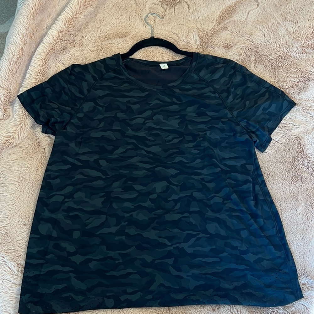 Black camo Lulu workout t shirt